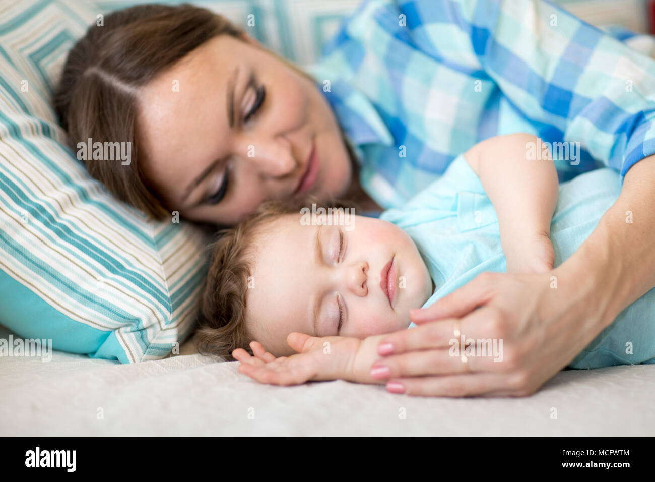 Mère et son fils bébé dormir ensemble dans une chambre à coucher Banque D'Images