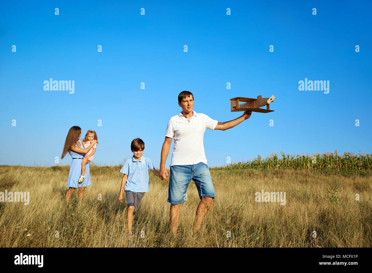 Happy Family playing promenades sur la nature dans l'été. Banque D'Images