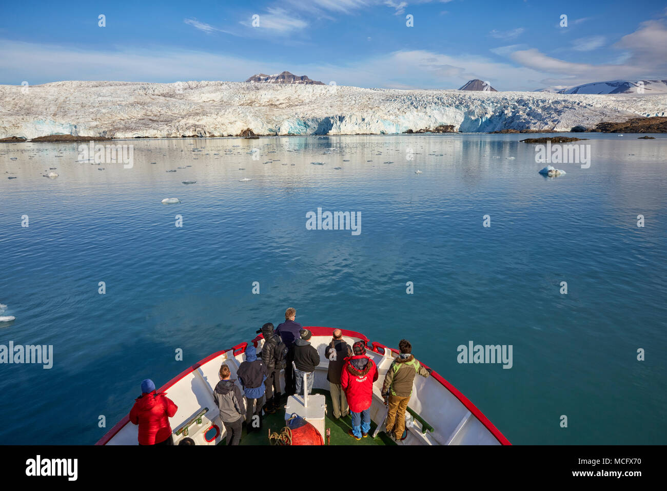 Les touristes sur un bateau en regardant dans Nordenskioldbreen Billefjorden glacier fjord au Svalbard (Spitzberg, Norvège) Banque D'Images