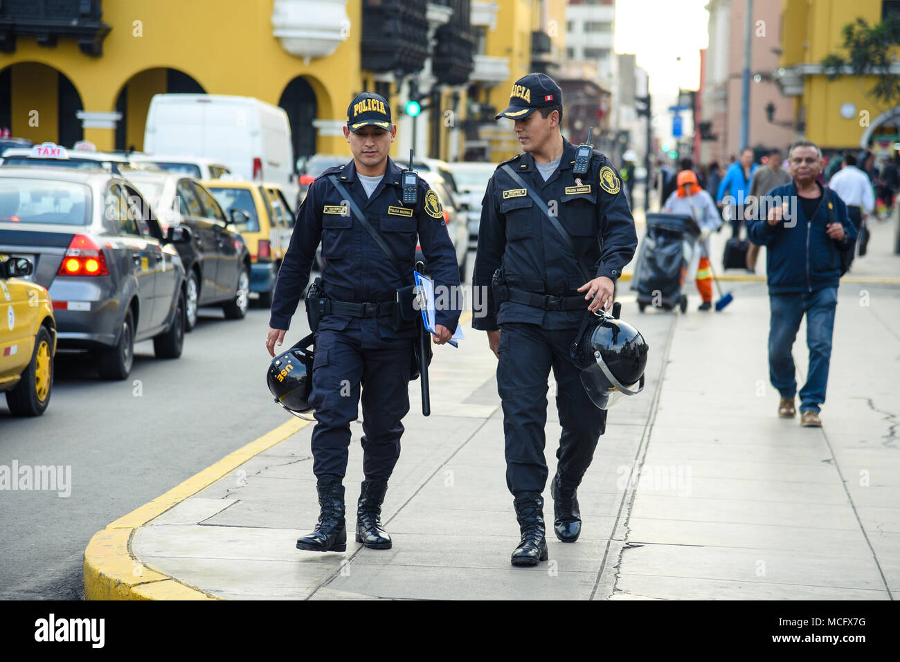 Lima / Pérou - 07,18.2017 : patrouille de police en service à pied par le palais présidentiel. Banque D'Images