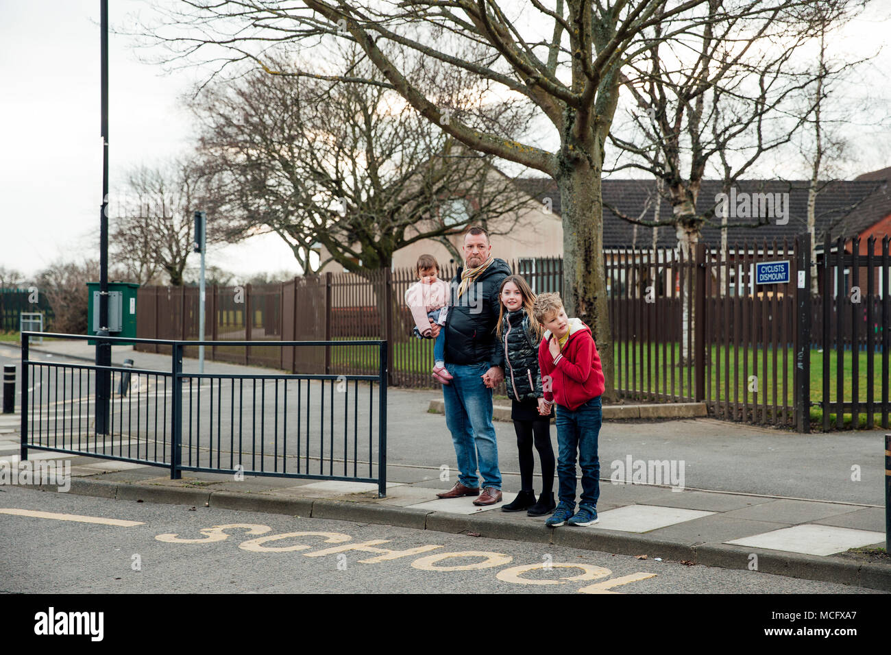 Trois enfants attendent Banque de photographies et d’images à haute résolution Alamy