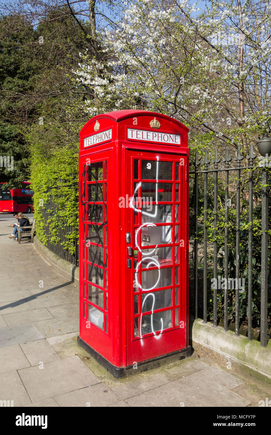 Un converti fonctionne Pod K6 téléphone rouge fort sur Russell Square, Bloomsbury, Londres WC1, UK Banque D'Images