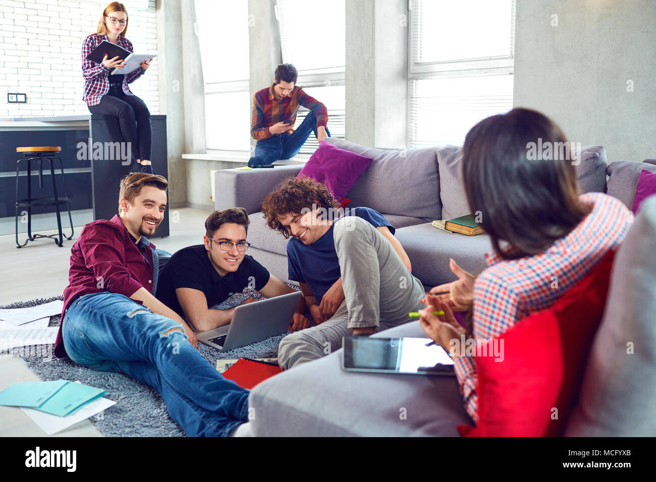 Un groupe de jeunes étudiants sont discutés à l'intérieur. Banque D'Images