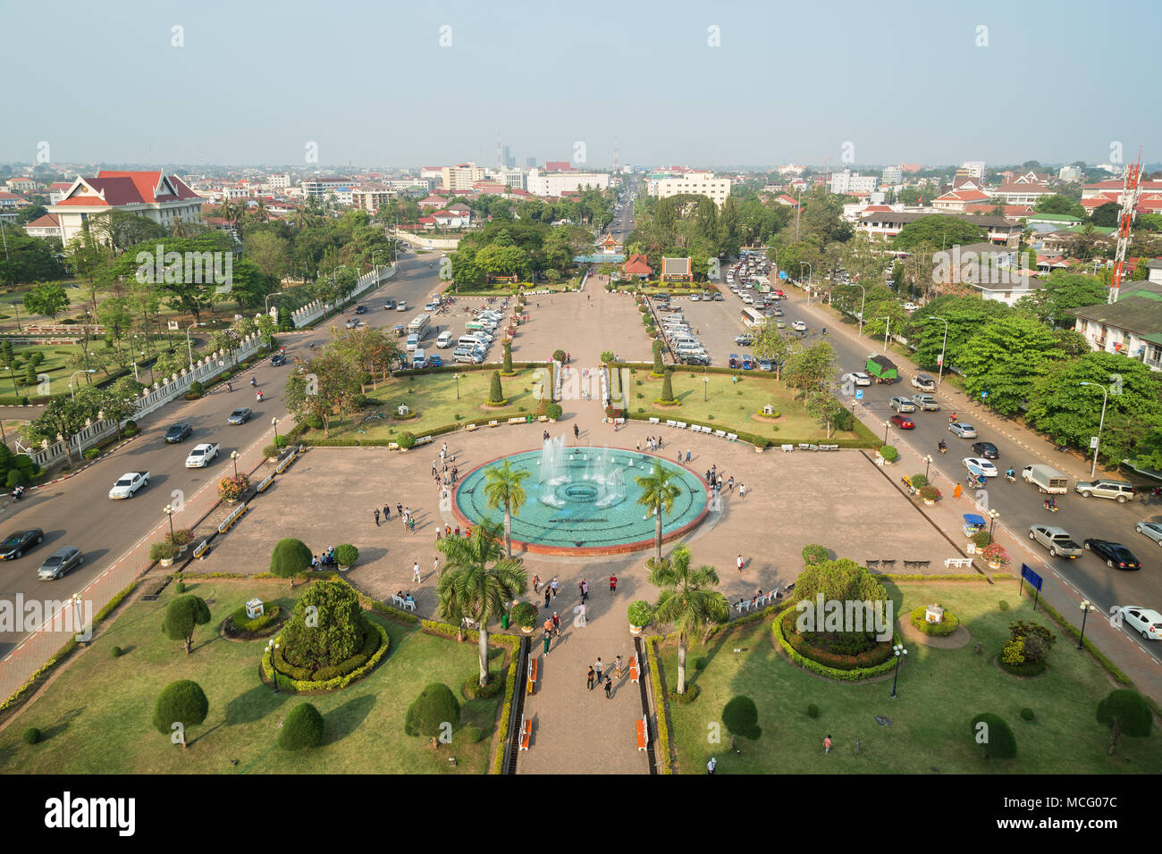 Voir des gens au parc Patuxai et au-delà du haut de la porte de la victoire ou Patuxai (Porte de Triomphe) war monument à Vientiane, au Laos. Banque D'Images
