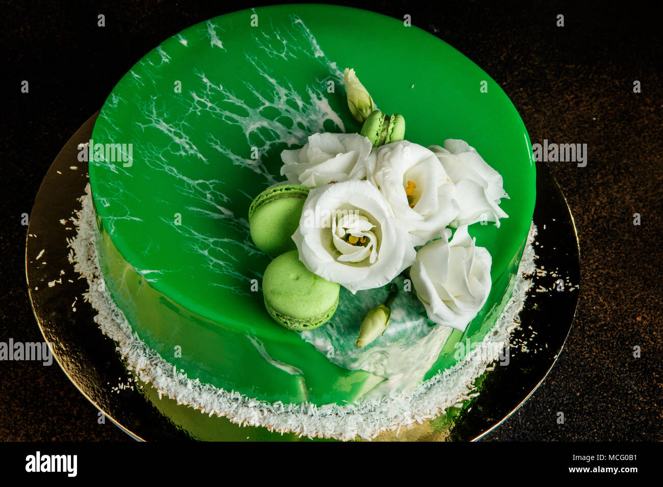 Vue De Dessus Rond Vert Glace Gateau Decore Avec Des Roses Blanches Et Des Macarons A La Menthe Photo Stock Alamy