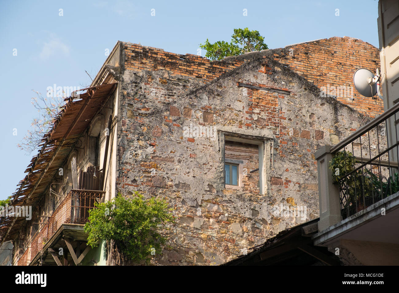 Fenêtre sur la façade de l'immeuble historique dans la vieille ville (Casco Viejo) Banque D'Images