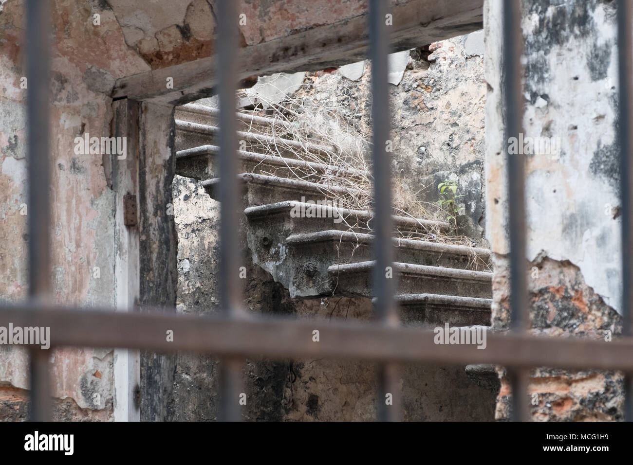 Dans la construction d'escalier en ruine , l'architecture ancienne à Casco Viejo, Panama City Banque D'Images