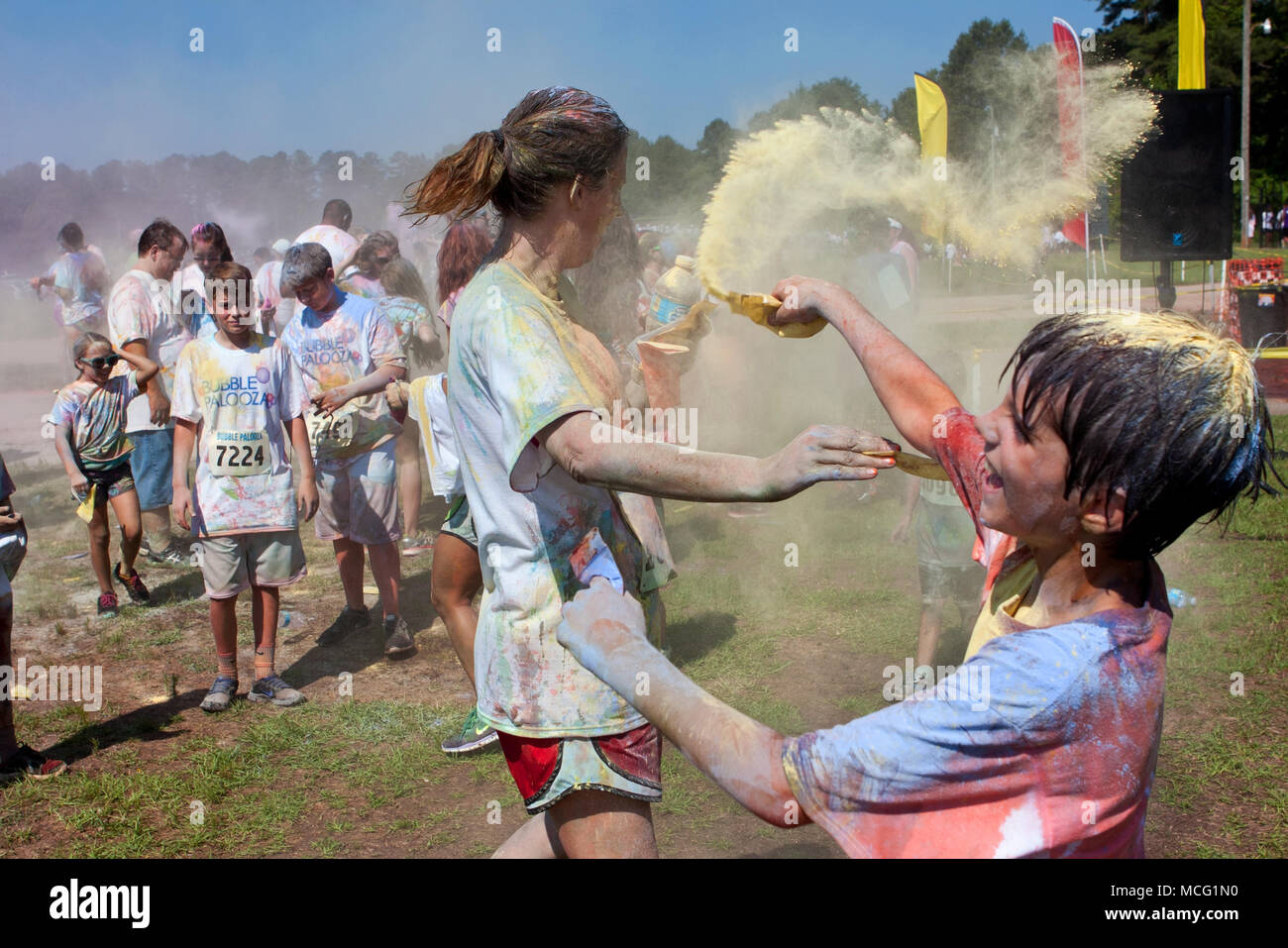 Lawrenceville, GA, USA - 31 mai 2014 : Une mère et son fils jeter des paquets d'amidon de maïs de couleur sur l'autre à Bubble Palooza. Banque D'Images