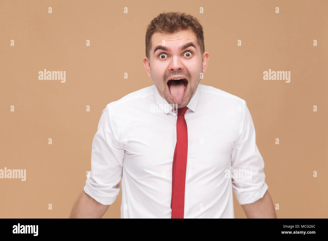 Closeup portrait of businessman showing fou langue. Concept des gens d'affaires, bonnes et mauvaises émotions et sentiments. Studio shot, isolé sur la lumière b Banque D'Images Closeup portrait of businessman showing fou langue. Concept des gens d'affaires, bonnes et mauvaises émotions et sentiments. Studio shot, isolé sur la lumière b Banque D'Images