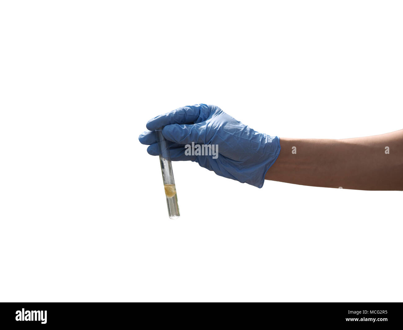 Hand in glove holding test tube avec substance inconnue. Les tests de concept, d'analyses, de contrôle de la qualité de l'eau, produits Banque D'Images