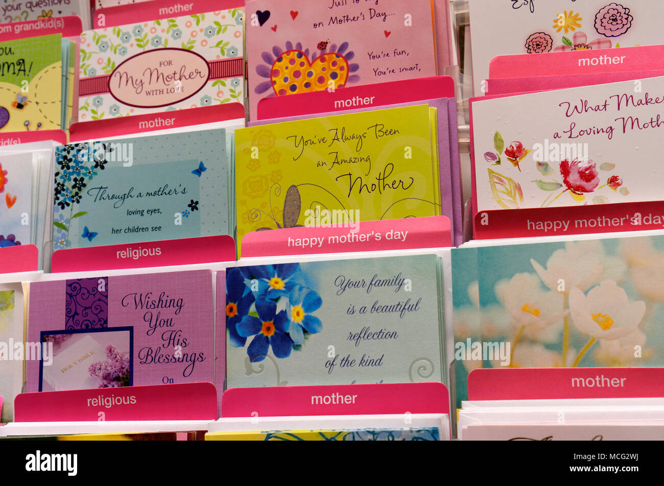 Les cartes de la Fête des mères en vente sur un rack dans un magasin de carte Banque D'Images