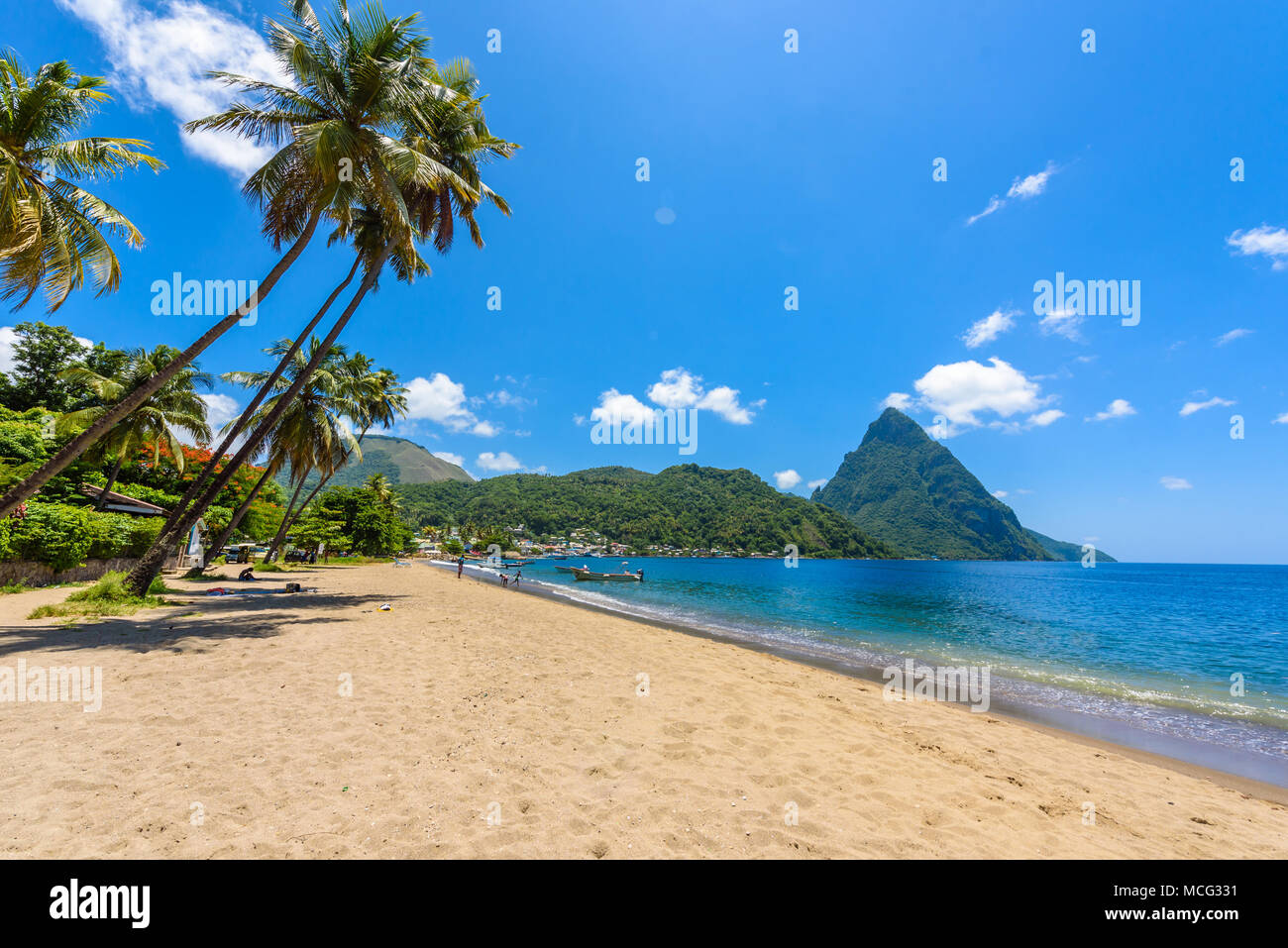 Paradise beach à Soufriere Bay avec vue sur le piton à petite ville de Soufrière, Sainte-Lucie île tropicale des Caraïbes. Banque D'Images