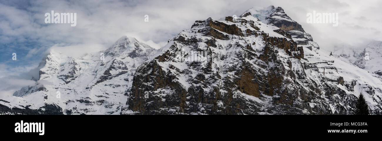 Trois plus célèbres sommets des Alpes bernoises en Suisse recouvert de neige. De gauche à droite Eiger, Mönch et Jungfrau Banque D'Images