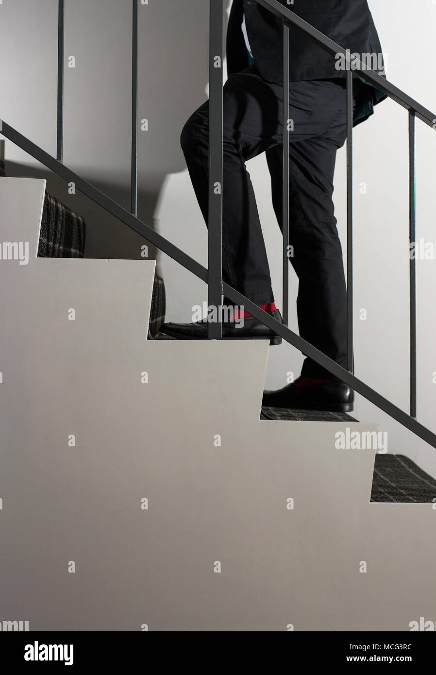 Un homme à monter des escaliers. Banque D'Images