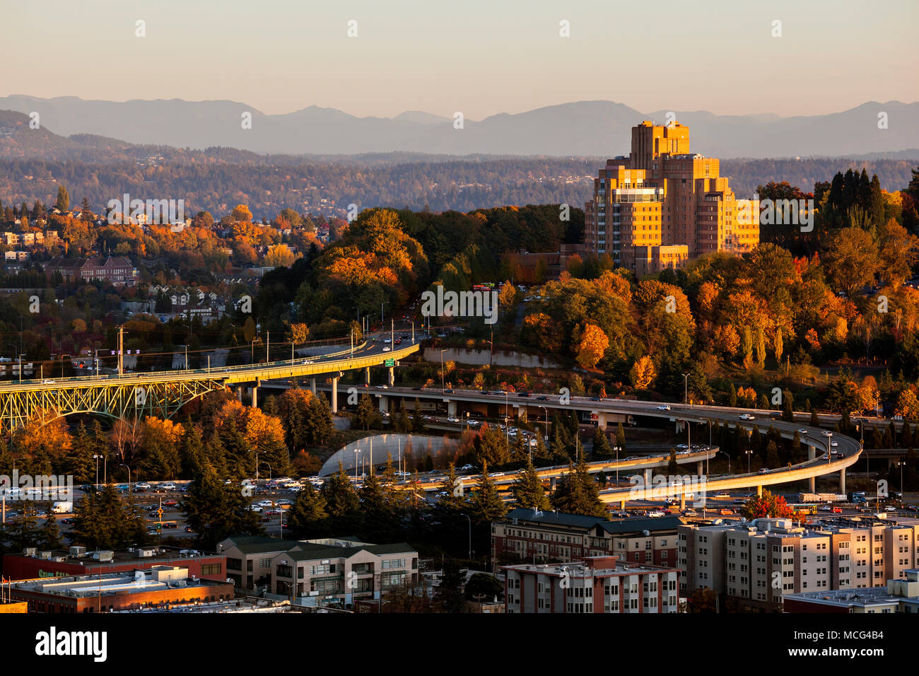 WA14261-00...WASHINGTON - L'Interstate 90 et l'Interstate 5 échangent avec l'hôpital des vétérans sur la colline vue depuis la Smith Tower. Banque D'Images