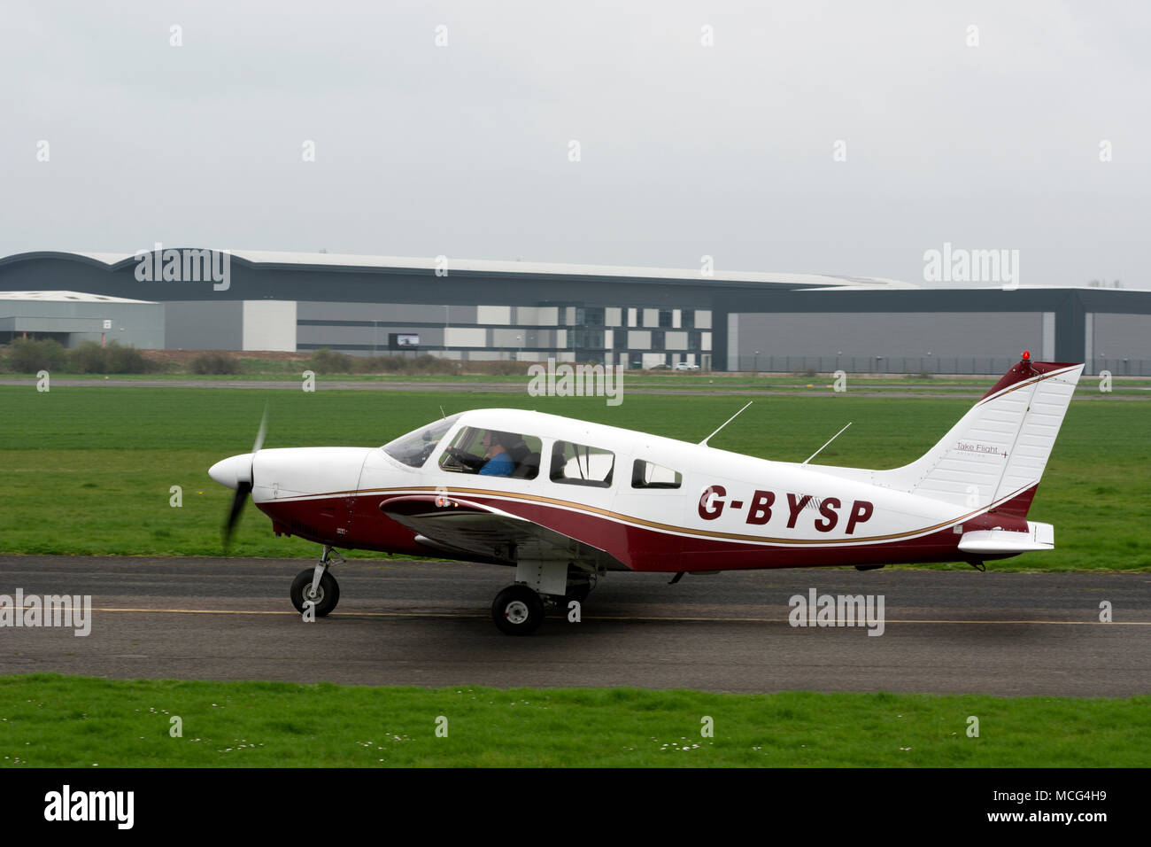 Piper PA-28 Cherokee Archer II à Wellesbourne Airfield, Warwickshire, UK (G-BYSP) Banque D'Images