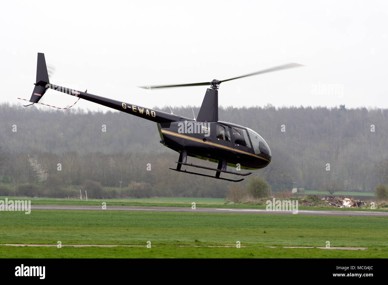 Robinson R44 Raven II hélicoptère à Wellesbourne Airfield, Warwickshire, UK (G-EWAD) Banque D'Images