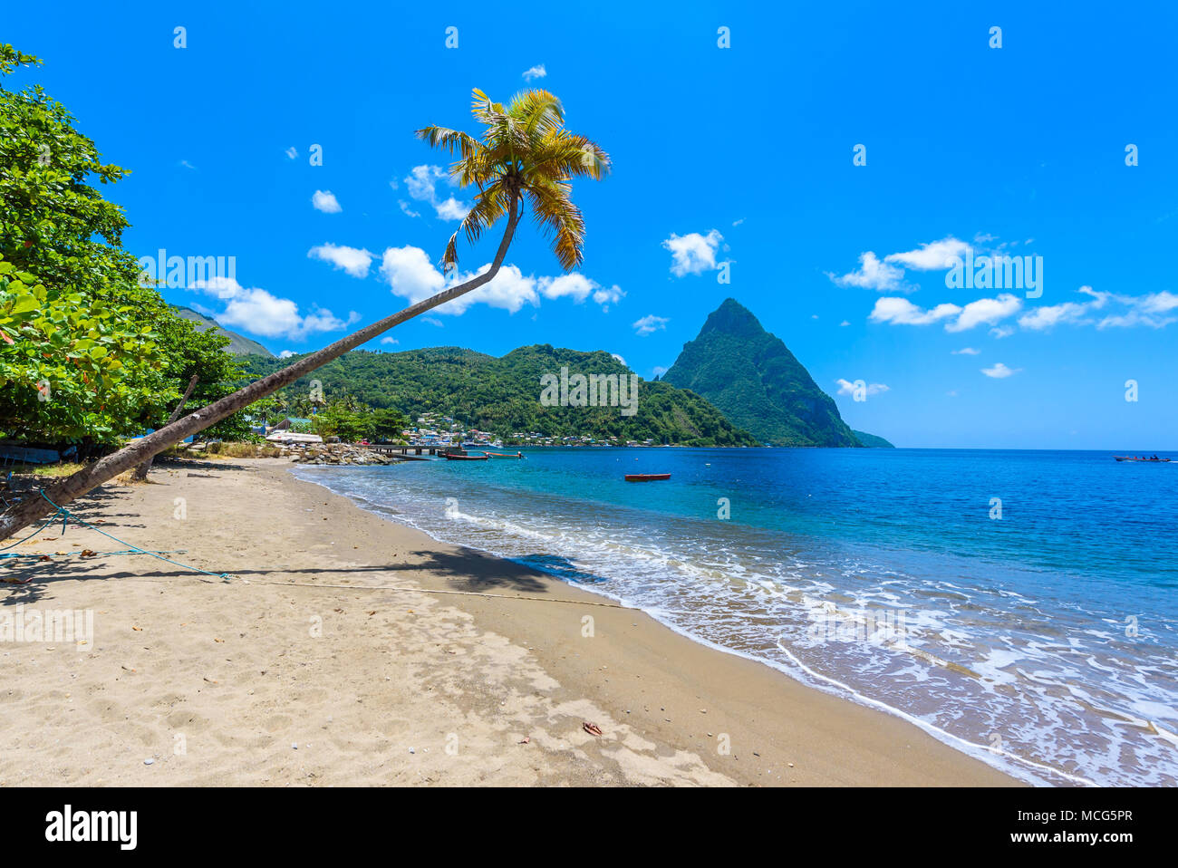 Paradise beach à Soufriere Bay avec vue sur le piton à petite ville de Soufrière, Sainte-Lucie île tropicale des Caraïbes. Banque D'Images