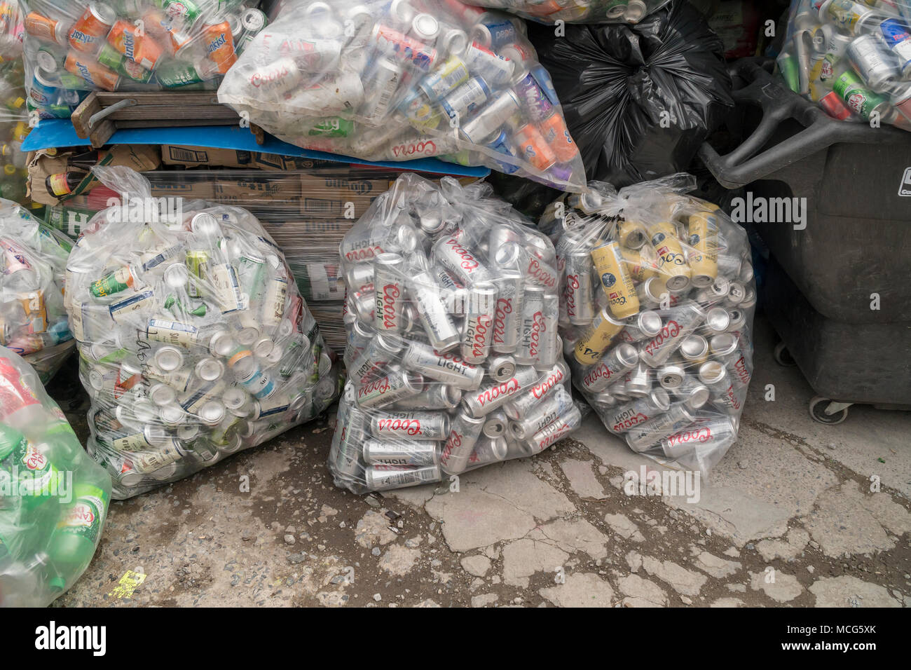 Des milliers de bouteilles et boîtes attendre pick-up de distributeurs à l'assurer que nous pouvons organisme sans but lucratif Centre de remboursement dans le quartier de Bushwick Brooklyn à New York le samedi 7 avril, 2018. Canners du Brooklyn utiliser ce centre à trier leurs trouvailles et racheter les déposer de l'argent. Les sacs de poubelles sont stockés jusqu'à il y a de quoi remplir une remorque de tracteur à partir de chaque distributeur qui est responsable de les ramasser. (©ÊRichard B. Levine) Banque D'Images