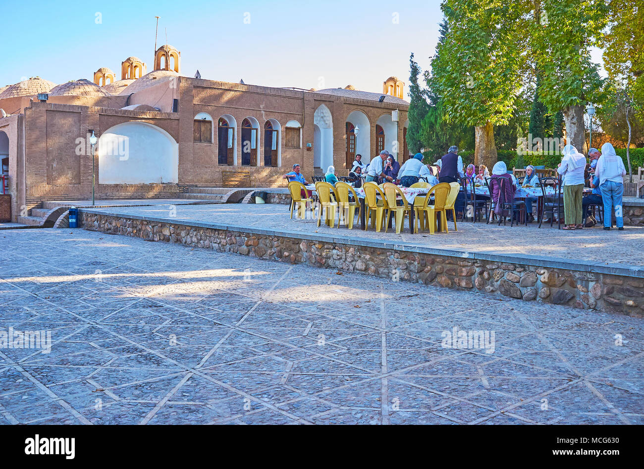 MAHAN, IRAN - le 16 octobre 2017 : la belle terrasse d'un café pour les voyageurs fatigués sur la terrasse supérieure du Shazdeh Garden, le 16 octobre dans la région de Mahan. Banque D'Images
