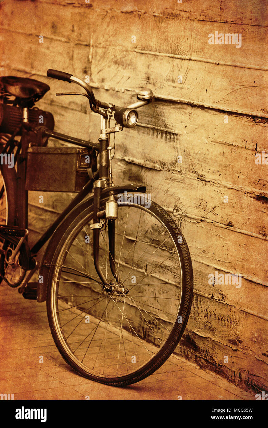 Ancienne rétro location à nouveau penchée sur un mur de béton grunge background. Banque D'Images