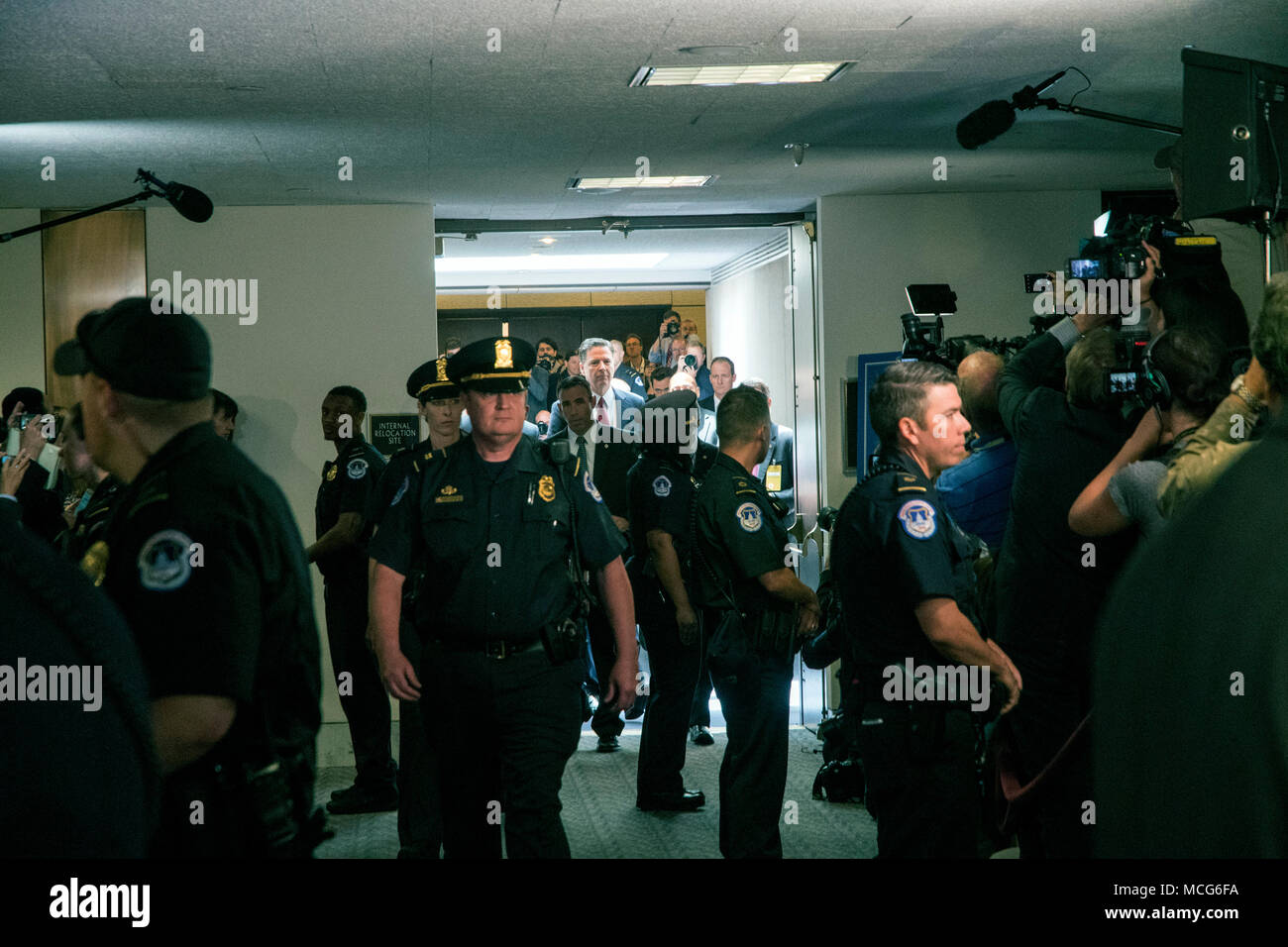 Washington DC., USA, 8 juin, 2017. Ancien directeur du FBI James Comey sort de la salle d'audience dans l'immeuble de bureaux du Sénat Hart et passé la cible des caméras des médias et rapport4ers après avoir comparu devant le comité aujourd'hui des renseignements du Sénat Banque D'Images