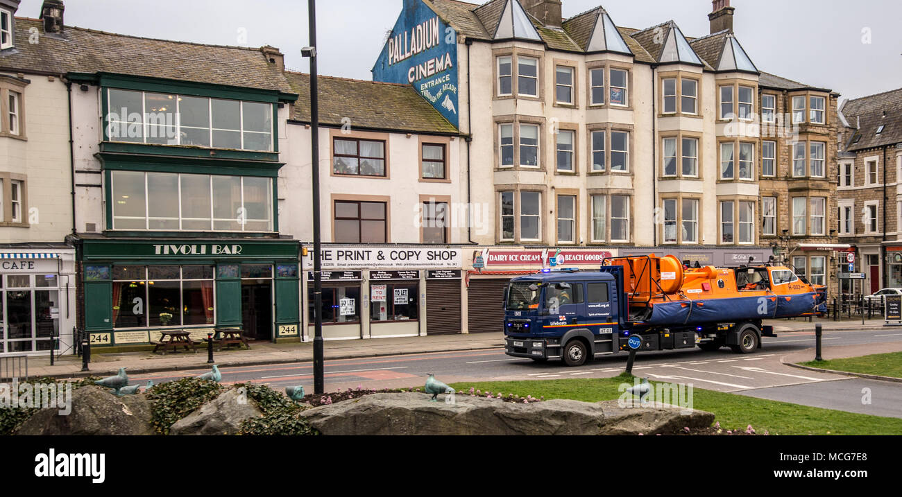 L'aéroglisseur de la RNLI lifeboat être transportés rapidement/lancement de point le long de la promenade de Morecambe. L'éclairage de secours et Siren étaient en action. Prises au M Banque D'Images