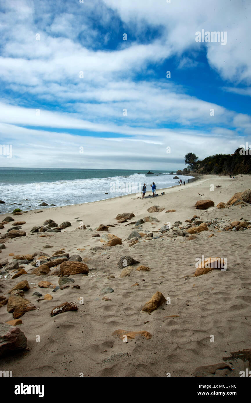 Les gens sur une petite plage isolée près de Malibu, Californie Banque D'Images