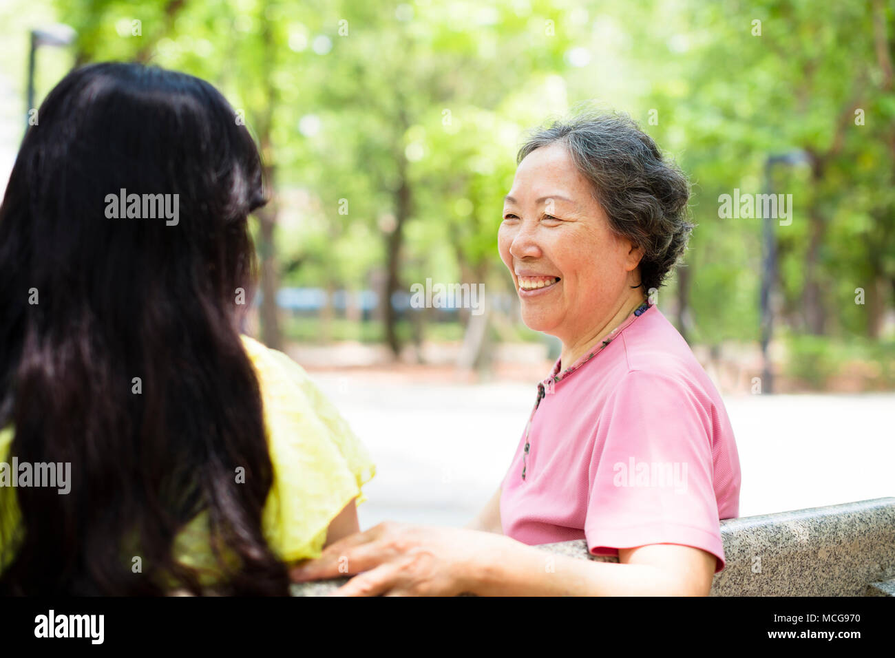 Happy mother talking with daughter Banque D'Images