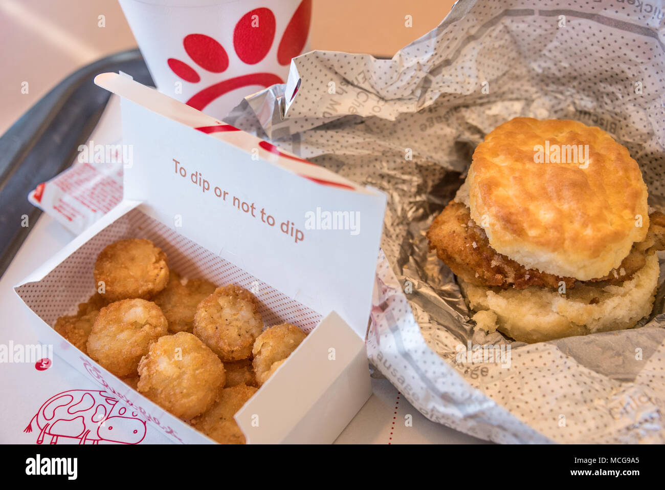 Un biscuit poulet classique petit-déjeuner à Chick-fil-A, America's top-rated restaurant rapide. Banque D'Images