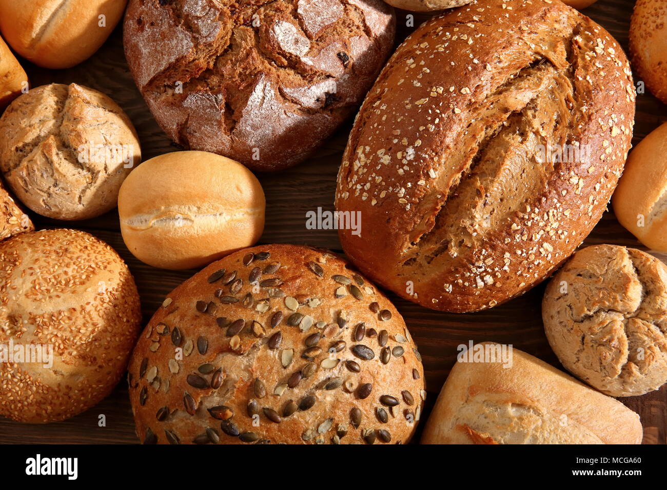 Pain et petits pains sont nombreuses sortes de pain, des saveurs et des formes qui peuvent être trouvés dans les magasins d'épicerie et de boulangerie non seulement en Pologne, mais aussi dans le monde. Banque D'Images