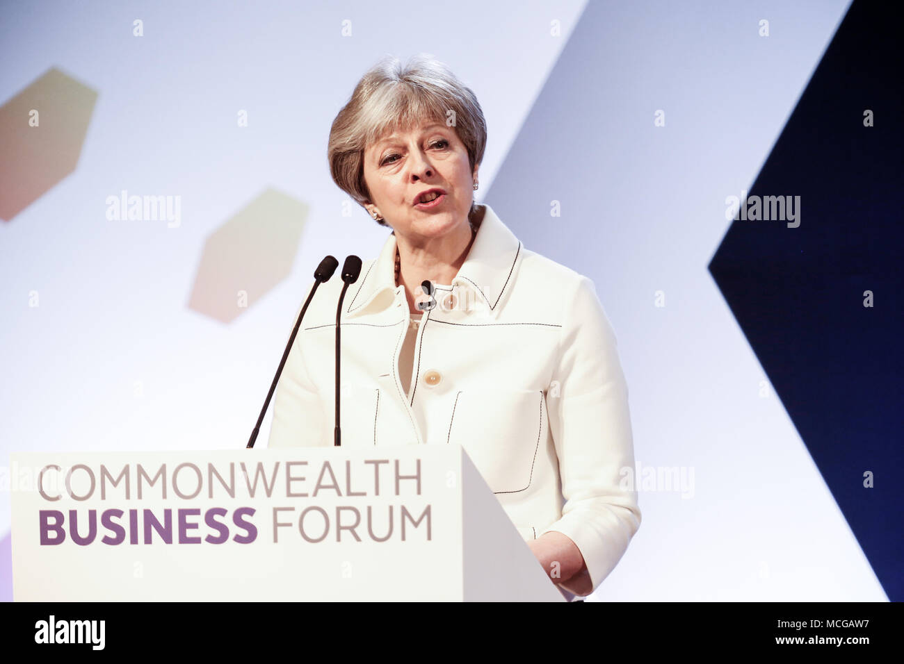 Londres, Royaume-Uni, le 16 avril 2018 : Premier ministre Theresa May est de donner son mot d'ouverture à la session d'ouverture du Forum d'affaires sur la prestation d'un Commonwealth prospère pour tous au cours de la réunion des chefs de gouvernement du Commonwealth à Londres. Credit : Michal Bielsk Podlaski/Alamy Live News Banque D'Images