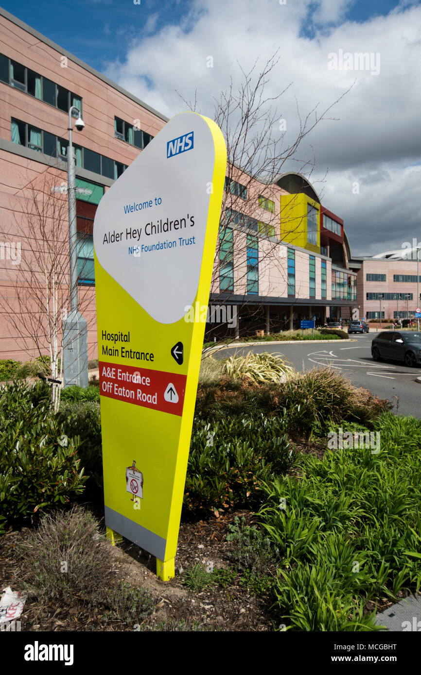 Alder Hey, Liverpool, Royaume-Uni. 18e. Avril 2018 : Les personnes qui protestaient devant Alder Hey Hôpital en frêne épineux domaine de Liverpool à l'appui de tout-petit Alfie Evans qui est en ce moment sur un système d'assistance à la vie qui les spécialistes de l'hôpital projet de suppression, ce qui permet d'Alfie mourir. Printemps parents attendent la décision des tribunaux en leur permettant de transférer à un hôpital d'Alfie Italie où des spécialistes dire qu'ils peuvent être en mesure d'offrir de l'aide avec son état de santé. Une équipe médicale et jet privé ont été offertes aux parents pour le transport d'Alfie en Italie. Crédit : Dave Ellison/Alamy Live News Banque D'Images