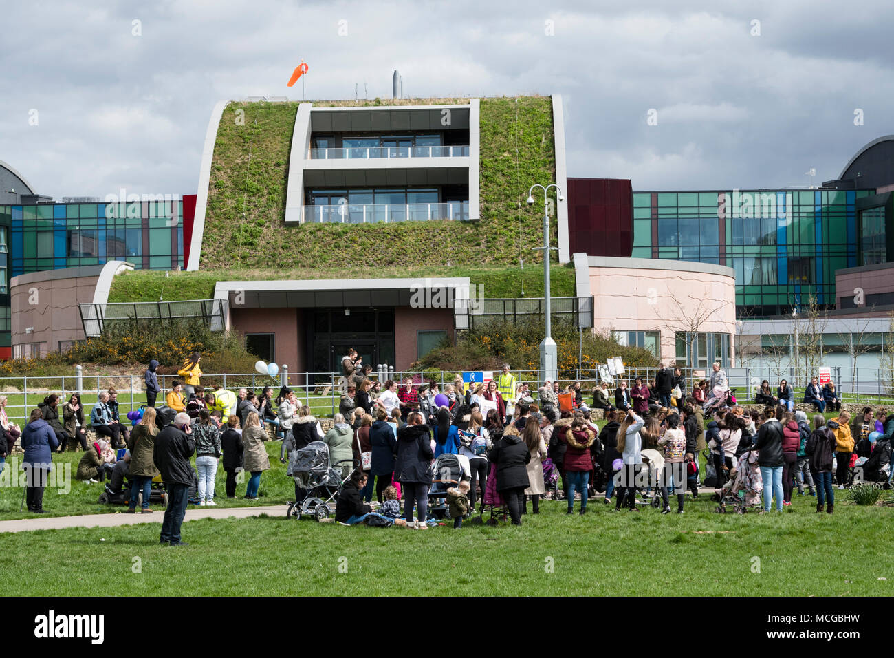 Alder Hey, Liverpool, Royaume-Uni. 18e. Avril 2018 : Les personnes qui protestaient devant Alder Hey Hôpital en frêne épineux domaine de Liverpool à l'appui de tout-petit Alfie Evans qui est en ce moment sur un système d'assistance à la vie qui les spécialistes de l'hôpital projet de suppression, ce qui permet d'Alfie mourir. Printemps parents attendent la décision des tribunaux en leur permettant de transférer à un hôpital d'Alfie Italie où des spécialistes dire qu'ils peuvent être en mesure d'offrir de l'aide avec son état de santé. Une équipe médicale et jet privé ont été offertes aux parents pour le transport d'Alfie en Italie. Crédit : Dave Ellison/Alamy Live News Banque D'Images