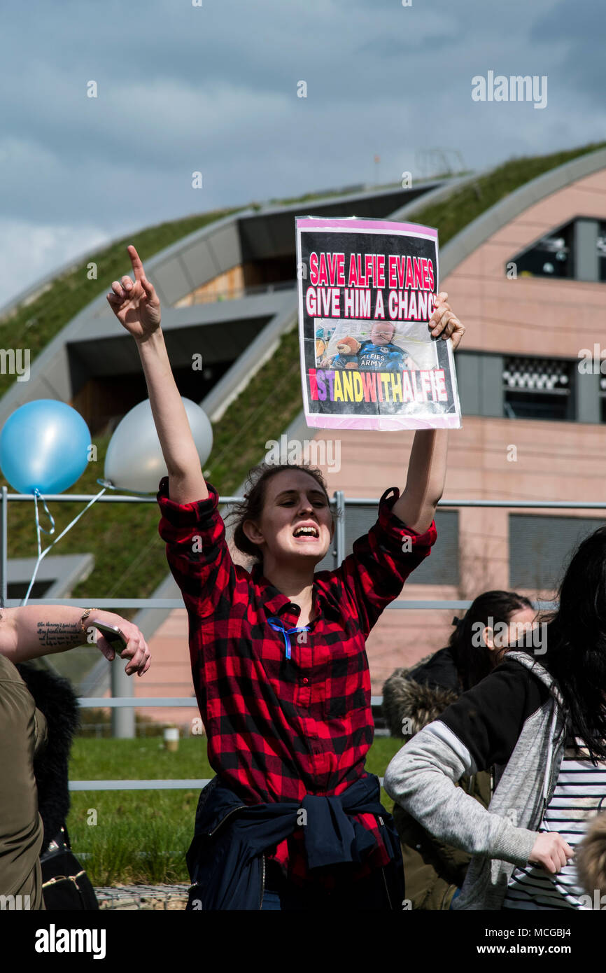 Alder Hey, Liverpool, Royaume-Uni. 18e. Avril 2018 : Les personnes qui protestaient devant Alder Hey Hôpital en frêne épineux domaine de Liverpool à l'appui de tout-petit Alfie Evans qui est en ce moment sur un système d'assistance à la vie qui les spécialistes de l'hôpital projet de suppression, ce qui permet d'Alfie mourir. Printemps parents attendent la décision des tribunaux en leur permettant de transférer à un hôpital d'Alfie Italie où des spécialistes dire qu'ils peuvent être en mesure d'offrir de l'aide avec son état de santé. Une équipe médicale et jet privé ont été offertes aux parents pour le transport d'Alfie en Italie. Crédit : Dave Ellison/Alamy Live News Banque D'Images