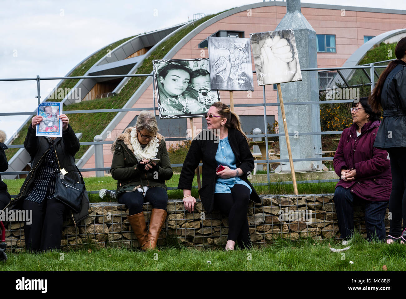 Alder Hey, Liverpool, Royaume-Uni. 18e. Avril 2018 : Les personnes qui protestaient devant Alder Hey Hôpital en frêne épineux domaine de Liverpool à l'appui de tout-petit Alfie Evans qui est en ce moment sur un système d'assistance à la vie qui les spécialistes de l'hôpital projet de suppression, ce qui permet d'Alfie mourir. Printemps parents attendent la décision des tribunaux en leur permettant de transférer à un hôpital d'Alfie Italie où des spécialistes dire qu'ils peuvent être en mesure d'offrir de l'aide avec son état de santé. Une équipe médicale et jet privé ont été offertes aux parents pour le transport d'Alfie en Italie. Crédit : Dave Ellison/Alamy Live News Banque D'Images