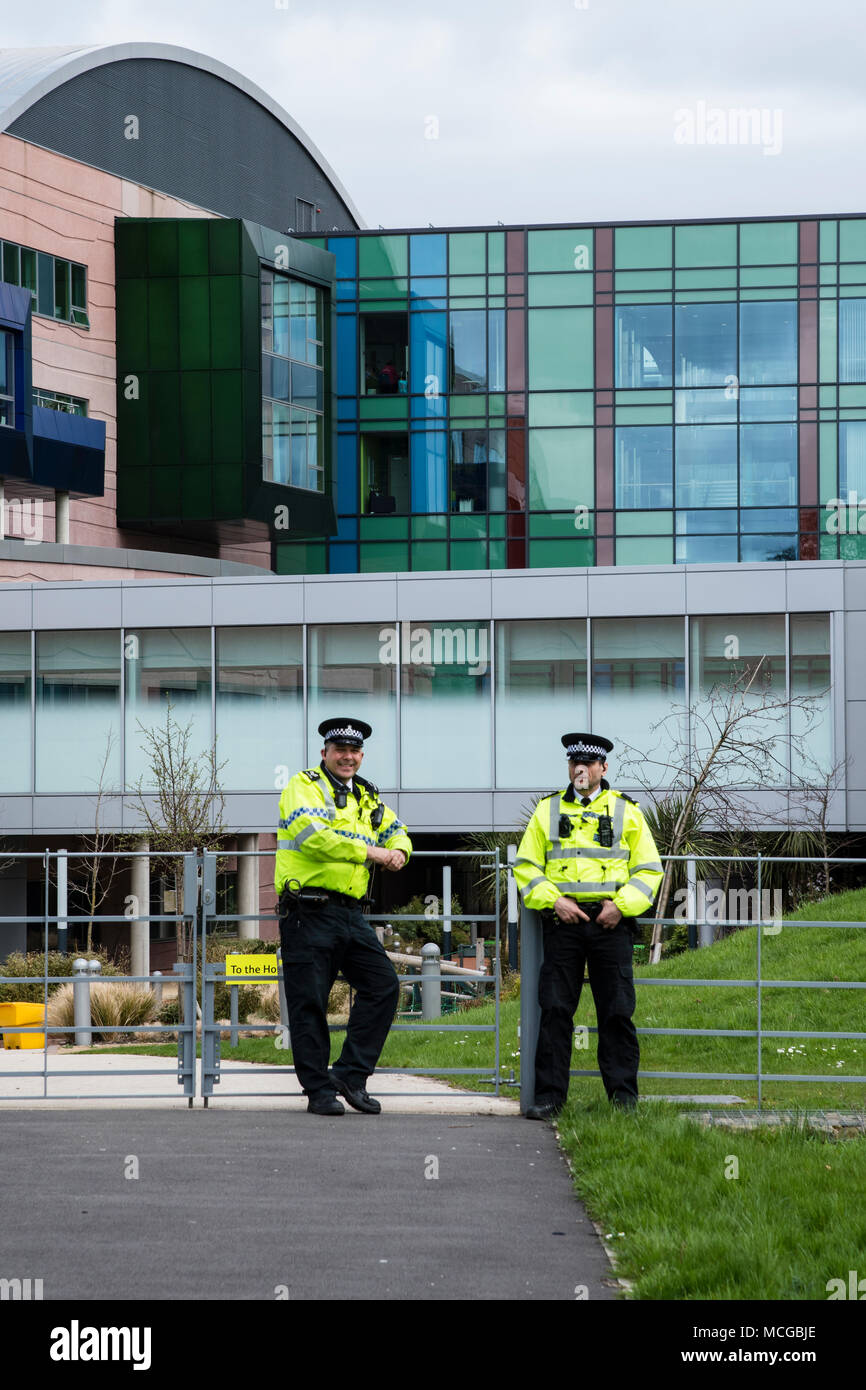 Alder Hey, Liverpool, Royaume-Uni. 18e. Avril 2018 : Les personnes qui protestaient devant Alder Hey Hôpital en frêne épineux domaine de Liverpool à l'appui de tout-petit Alfie Evans qui est en ce moment sur un système d'assistance à la vie qui les spécialistes de l'hôpital projet de suppression, ce qui permet d'Alfie mourir. Printemps parents attendent la décision des tribunaux en leur permettant de transférer à un hôpital d'Alfie Italie où des spécialistes dire qu'ils peuvent être en mesure d'offrir de l'aide avec son état de santé. Une équipe médicale et jet privé ont été offertes aux parents pour le transport d'Alfie en Italie. Crédit : Dave Ellison/Alamy Live News Banque D'Images