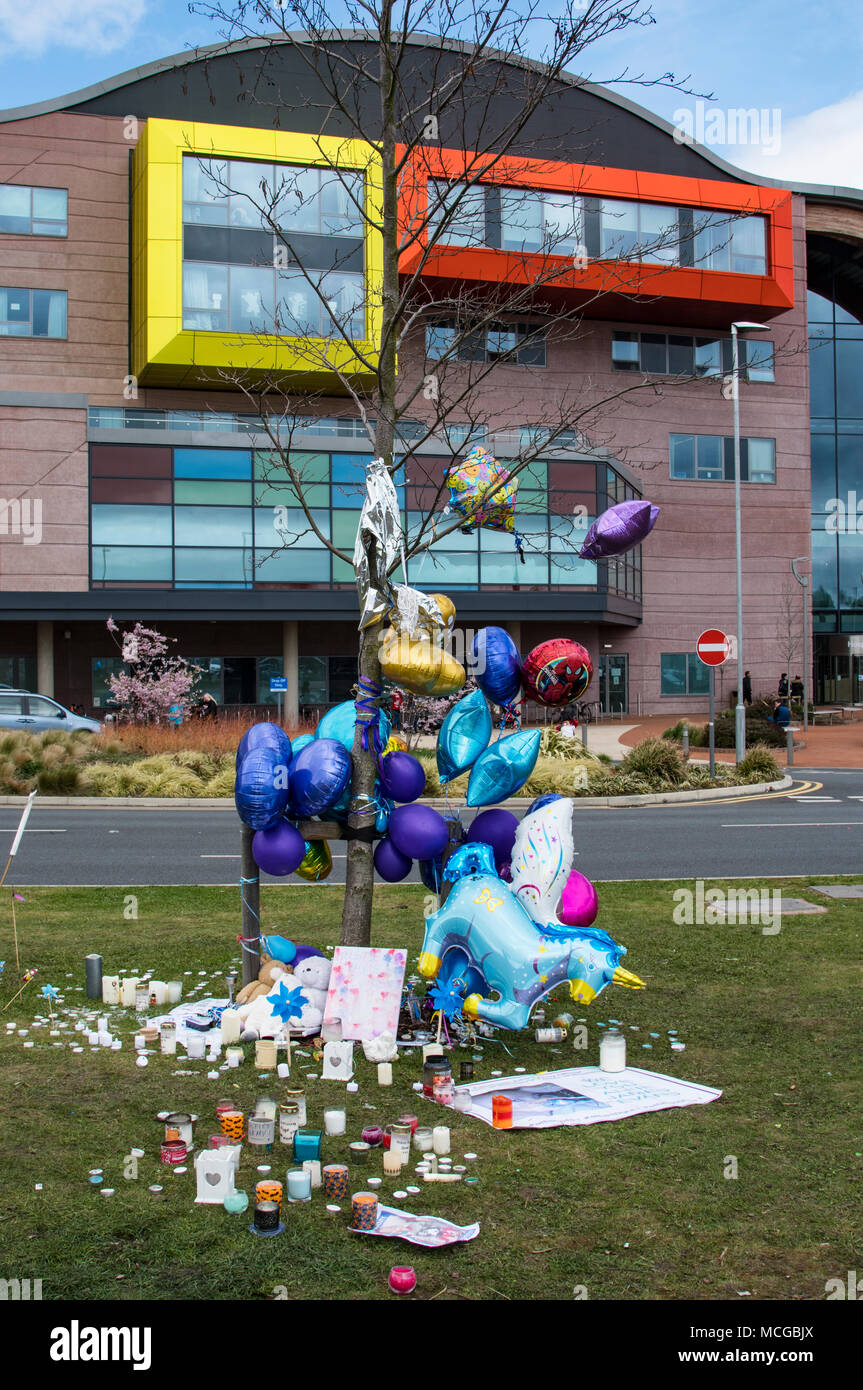 Alder Hey, Liverpool, Royaume-Uni. 18e. Avril 2018 : Les personnes qui protestaient devant Alder Hey Hôpital en frêne épineux domaine de Liverpool à l'appui de tout-petit Alfie Evans qui est en ce moment sur un système d'assistance à la vie qui les spécialistes de l'hôpital projet de suppression, ce qui permet d'Alfie mourir. Printemps parents attendent la décision des tribunaux en leur permettant de transférer à un hôpital d'Alfie Italie où des spécialistes dire qu'ils peuvent être en mesure d'offrir de l'aide avec son état de santé. Une équipe médicale et jet privé ont été offertes aux parents pour le transport d'Alfie en Italie. Crédit : Dave Ellison/Alamy Live News Banque D'Images