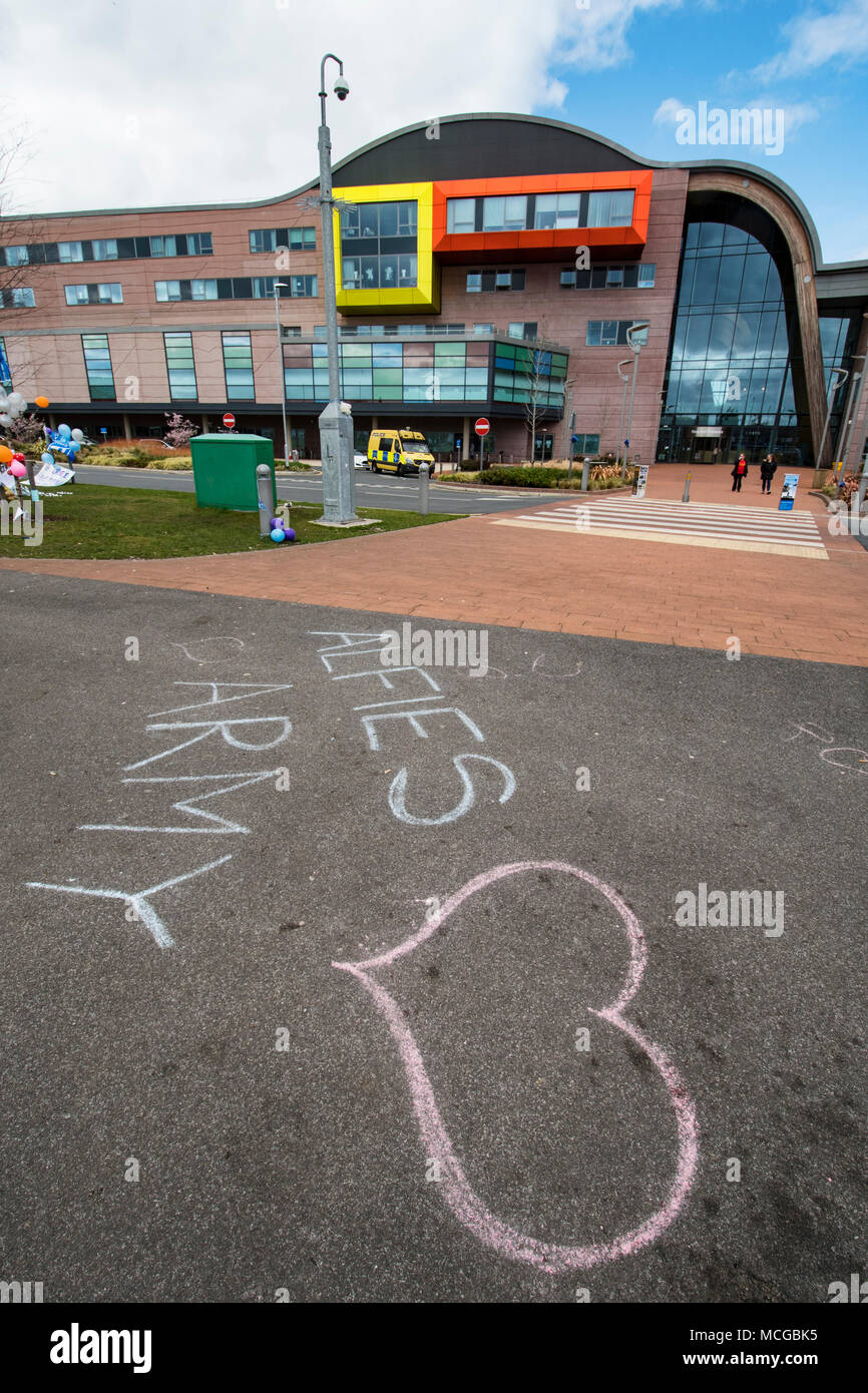 Alder Hey, Liverpool, Royaume-Uni. 18e. Avril 2018 : Les personnes qui protestaient devant Alder Hey Hôpital en frêne épineux domaine de Liverpool à l'appui de tout-petit Alfie Evans qui est en ce moment sur un système d'assistance à la vie qui les spécialistes de l'hôpital projet de suppression, ce qui permet d'Alfie mourir. Printemps parents attendent la décision des tribunaux en leur permettant de transférer à un hôpital d'Alfie Italie où des spécialistes dire qu'ils peuvent être en mesure d'offrir de l'aide avec son état de santé. Une équipe médicale et jet privé ont été offertes aux parents pour le transport d'Alfie en Italie. Crédit : Dave Ellison/Alamy Live News Banque D'Images