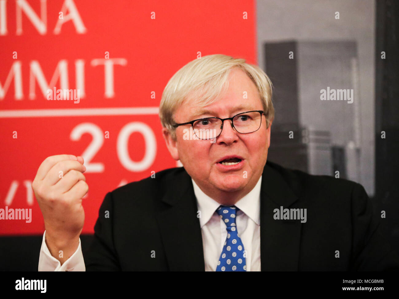 Philadelphie, USA. 14 avr, 2018. L'ancien Premier Ministre australien, Kevin Michael Rudd répond aux questions des médias dans la promotion du livre événement lors du sommet Chine Wharton Penn à l'Université de Pennsylvanie à Philadelphie, Pennsylvanie, États-Unis, 14 avril 2018. Levage avec succès des centaines de millions de personnes de la pauvreté est la réalisation la plus remarquable de la Chine ont fait au cours de ses 40 années de réforme et de l'ouverture, l'ancien Premier Ministre Kevin Rudd a dit. Credit : Wang Ying/Xinhua/Alamy Live News Banque D'Images