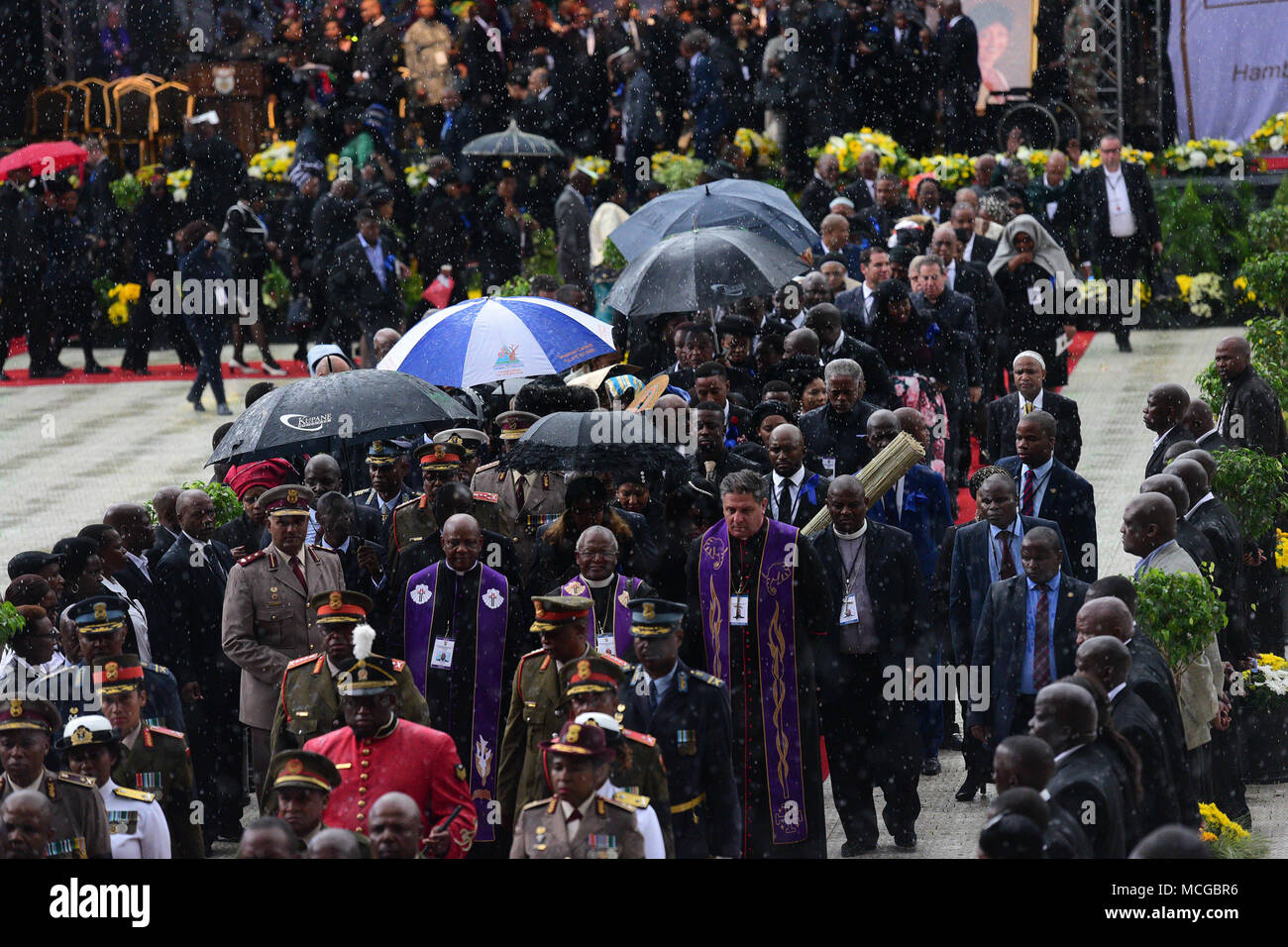 La famille de Winnie Mandela et fonctionnaires vu au cours de l'enterrement de Winnie Mandela au stade Orlando de Soweto. Winnie Mandela, l'ex-épouse de Nelson Mandela est décédé à Johannesburg le 2 avril 2018 après une longue maladie à l'âge de 81 ans, l'enterrement a été célébré à garder Afrique du Sud non raciale rêve dans l'esprit des gens. Banque D'Images