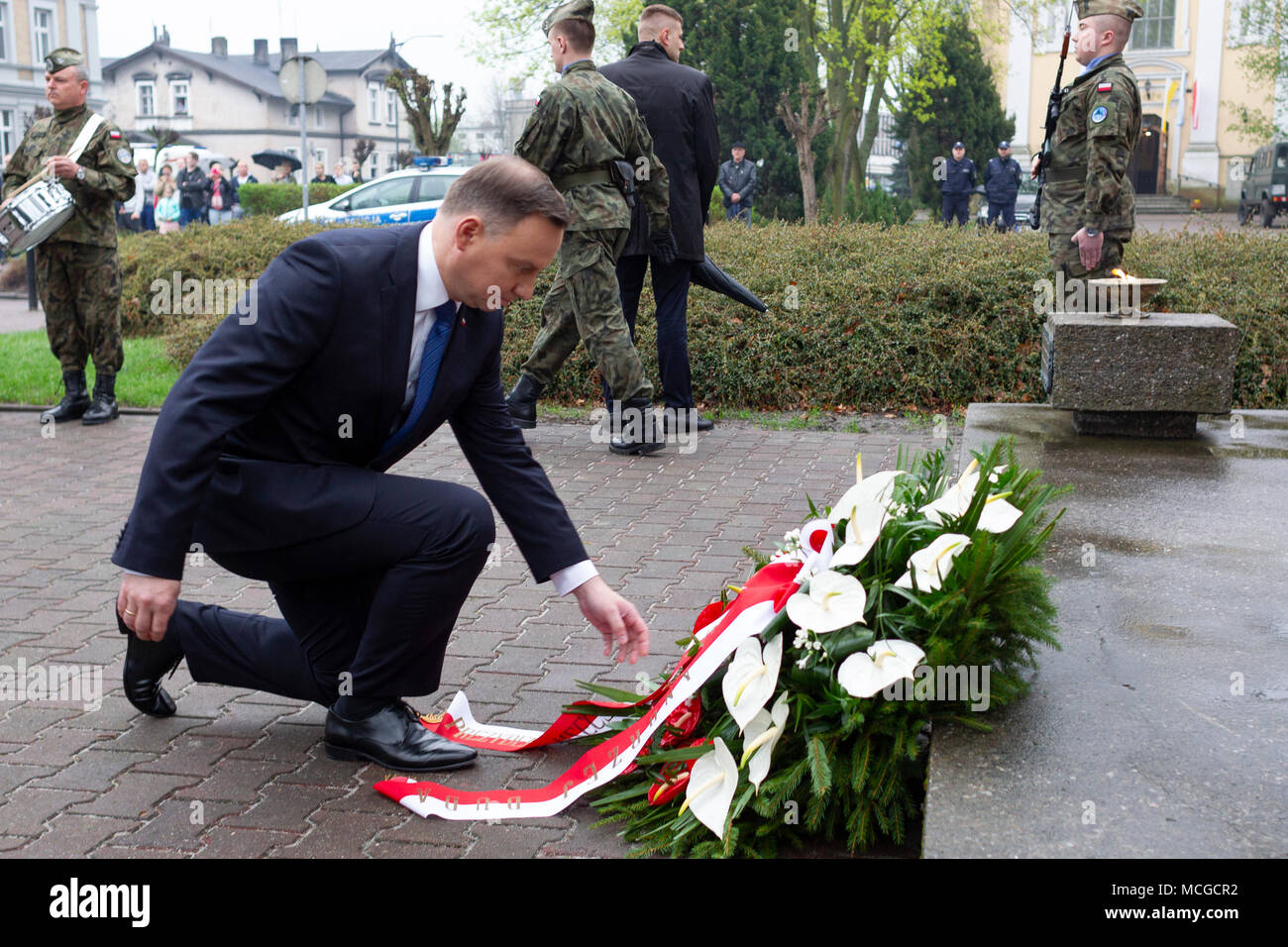 Szamotuly, Pologne 16 avril 2018. Le président de la République de Pologne Andrzej Duda a déposé une couronne au Monument aux insurgés 'little girl sur le 60e anniversaire de la lutte pour l'indépendance nationale". Le Président de la République de Pologne a également rencontré les résidents de Szamotuly. Credit : Slawomir Kowalewski/Alamy Live News Banque D'Images