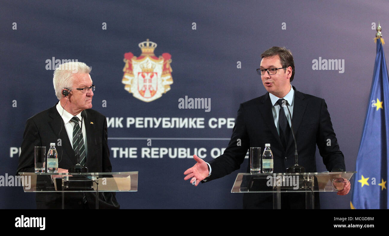 16 avril 2018, la Serbie, Belgrade : Winfried Kretschmann (Alliance 90/Les Verts, L), Premier Ministre du Bade-Wurtemberg et Aleksandar Vucic, Président de la Serbie, s'exprimant lors d'une conférence de presse. Kretschmann se rendra en Serbie, Croatie, Bosnie-Herzégovine et jusqu'au 20 avril. Le but de la visite à renforcer les liens, d'autres coopérations et parler à des pays non membres de l'UE au sujet de leurs perspectives d'adhésion. Photo : Dragan Stankovic/dpa Banque D'Images