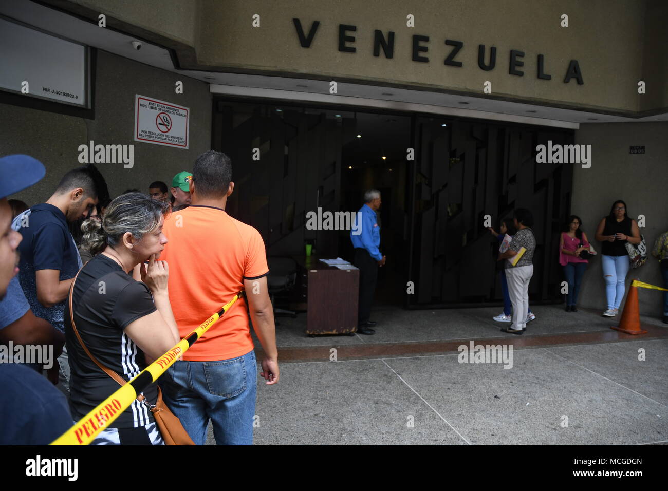 Vénézueliens vu la queue à l'extérieur le consulat du Chili dans la ville  de Caracas. La responsabilité démocratique visa pour les immigrants  vénézuéliens ont commencé, cette aide a été annoncée par le