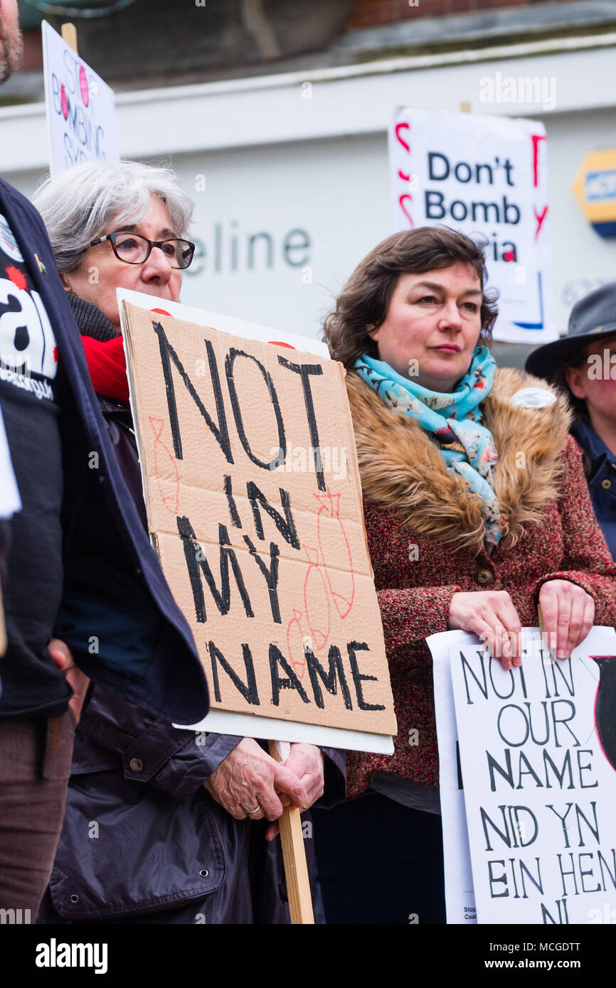Pays de Galles Aberystwyth UK Lundi 16 Avril 2018 pas en mon nom : un groupe de manifestants anti-guerre, tenant des banderoles et des pancartes écrites à la main, assemblés pour exprimer leur opposition à la récent attentat par le Royaume-Uni, la France et les USA d'allégations d'usines de fabrication d'armes chimiques en Syrie. Photo © Keith Morris / Alamy Live News Banque D'Images
