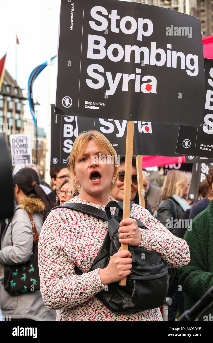 Westminster, London, UK. 16 avril 2018. Les gens rassemblement à une manifestation organisée par la Coalition contre la guerre contre les frappes en Syrie. 'Stop à la course à la guerre : ne pas bombarder la Syrie' est assisté par plusieurs centaines de personnes dans la place du Parlement, avec des conférenciers dont Bruce Kent, Vice-président de la CND et musicien Brian Eno. Credit : Imageplotter News et Sports/Alamy Live News Banque D'Images