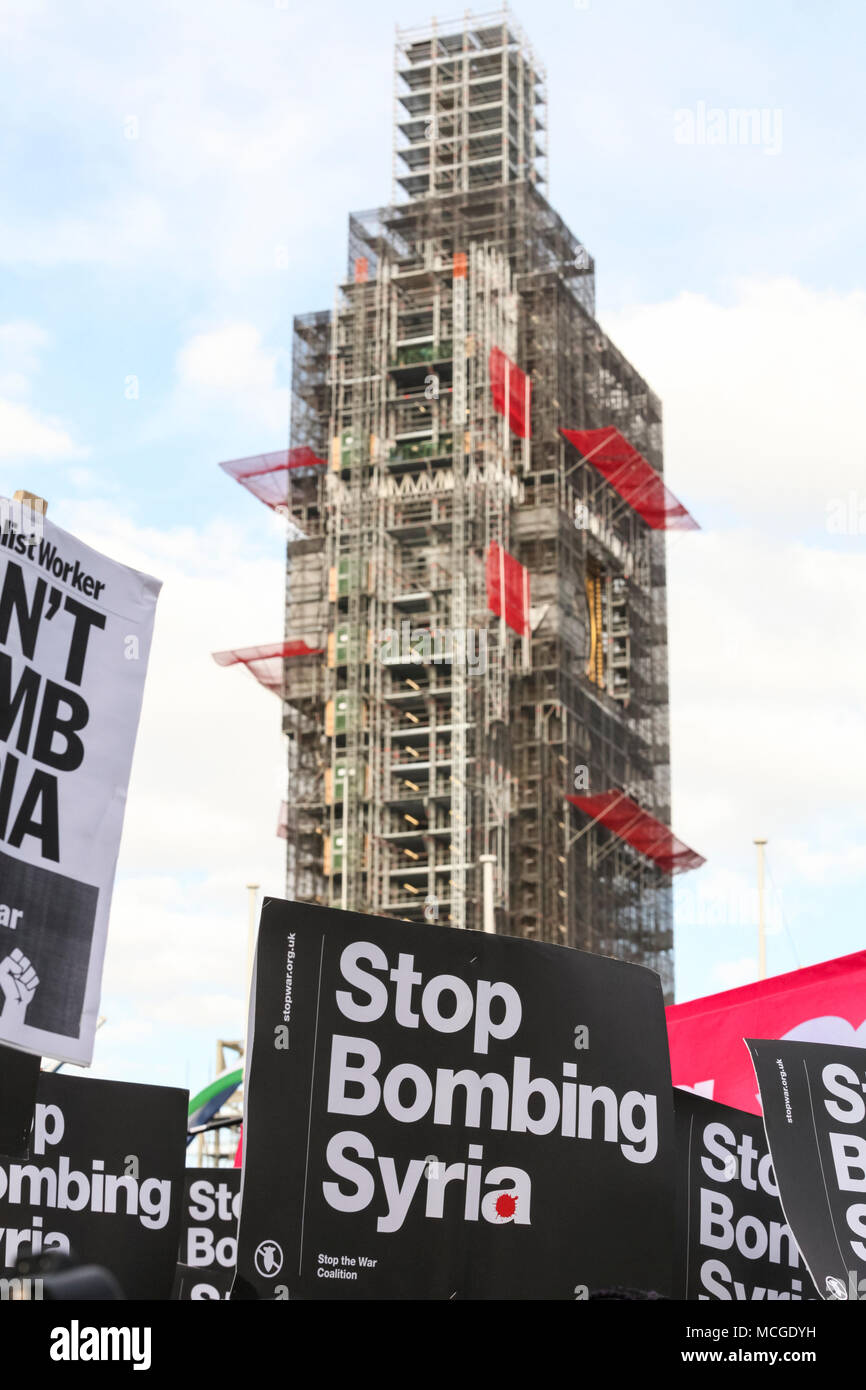 Westminster, London, UK. 16 avril 2018. Cesser de bombarder la Syrie signe devant le Tour d'Elizabeth, d'échafaudages. Les gens rassemblement à une manifestation organisée par la Coalition contre la guerre contre les frappes en Syrie. 'Stop à la course à la guerre : ne pas bombarder la Syrie' est assisté par plusieurs centaines de personnes dans la place du Parlement, avec des conférenciers dont Bruce Kent, Vice-président de la CND et musicien Brian Eno. Credit : Imageplotter News et Sports/Alamy Live News Banque D'Images