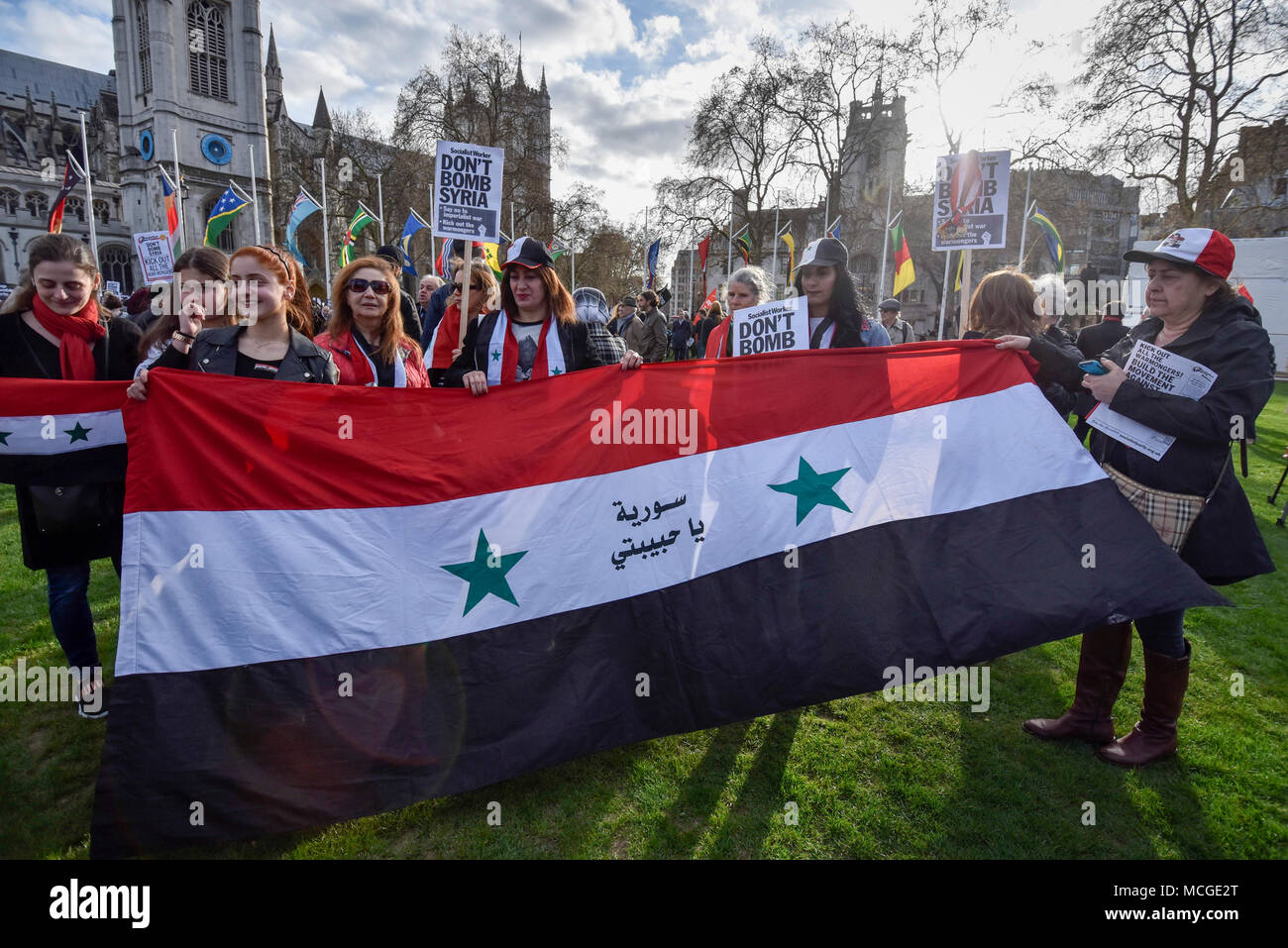 Londres, Royaume-Uni. 16 avril 2018. Les partisans du régime Assad Bashir d'assister à une démonstration à la place du Parlement, organisée par Coalition contre la guerre, en réponse à l'abandon de bombes sur les armes chimiques syriennes plantes par le Royaume-Uni, les États-Unis et la France le 14 avril. Crédit : Stephen Chung / Alamy Live News Banque D'Images