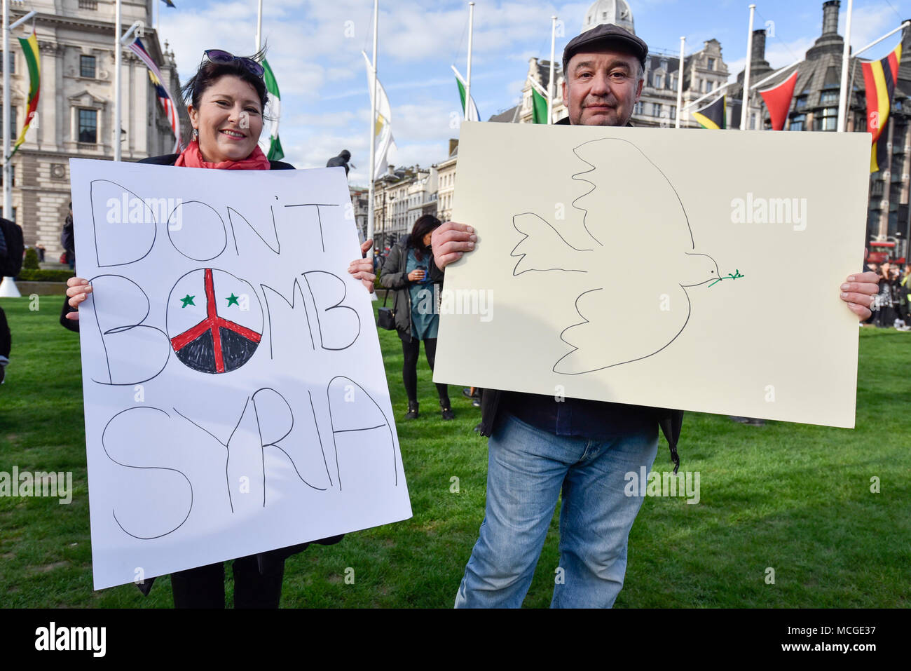 Londres, Royaume-Uni. 16 avril 2018. Les manifestants avec des signes inscrivez-vous d'une manifestation à la place du Parlement, organisée par Coalition contre la guerre, en réponse à l'abandon de bombes sur les armes chimiques syriennes plantes par le Royaume-Uni, les États-Unis et la France le 14 avril. Crédit : Stephen Chung / Alamy Live News Banque D'Images