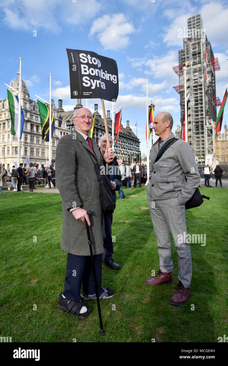 Londres, Royaume-Uni. 16 avril 2018. Les protestataires inscrivez-vous d'une manifestation à la place du Parlement, organisée par Coalition contre la guerre, en réponse à l'abandon de bombes sur les armes chimiques syriennes plantes par le Royaume-Uni, les États-Unis et la France le 14 avril. Crédit : Stephen Chung / Alamy Live News Banque D'Images